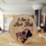 Rodela de madeira gravada