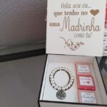 Caixa com napolitanas e pulseira