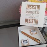 Caixa com napolitanas e caneta