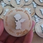 Íman redondo com anjo saliente