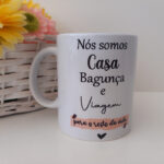 Caneca Somos casa, bagunça e viagem