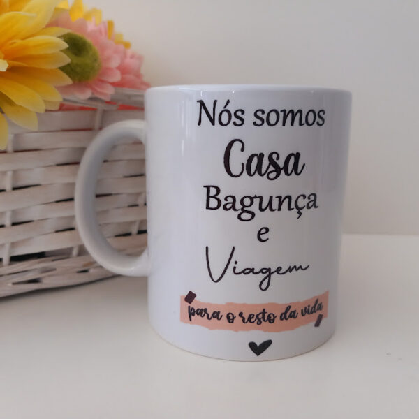 Caneca Somos casa, bagunça e viagem