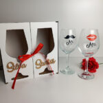 Conjunto de caixa e copos de vinho